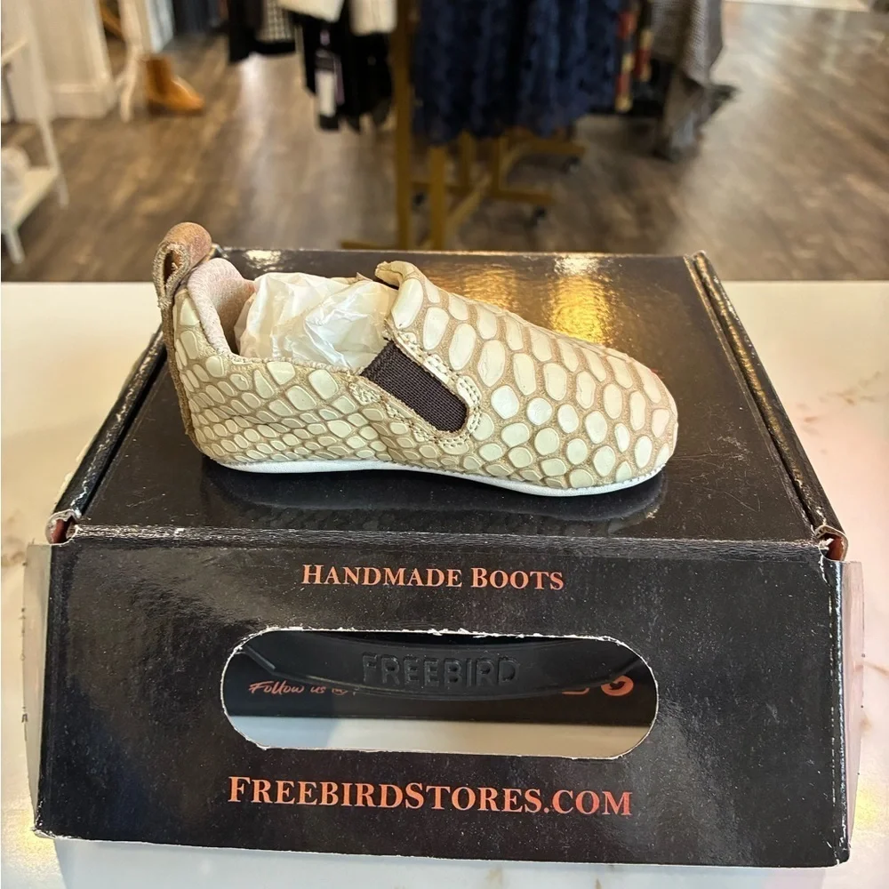 Freebirds white snake baby kicks new